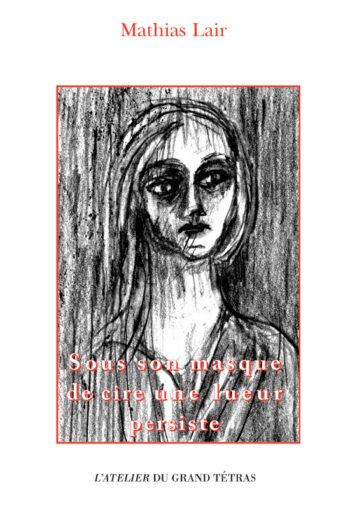 Sous son masque de cire une lueur persiste